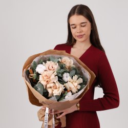 zimnij buket s nezhnymi rozami i elkoj 5